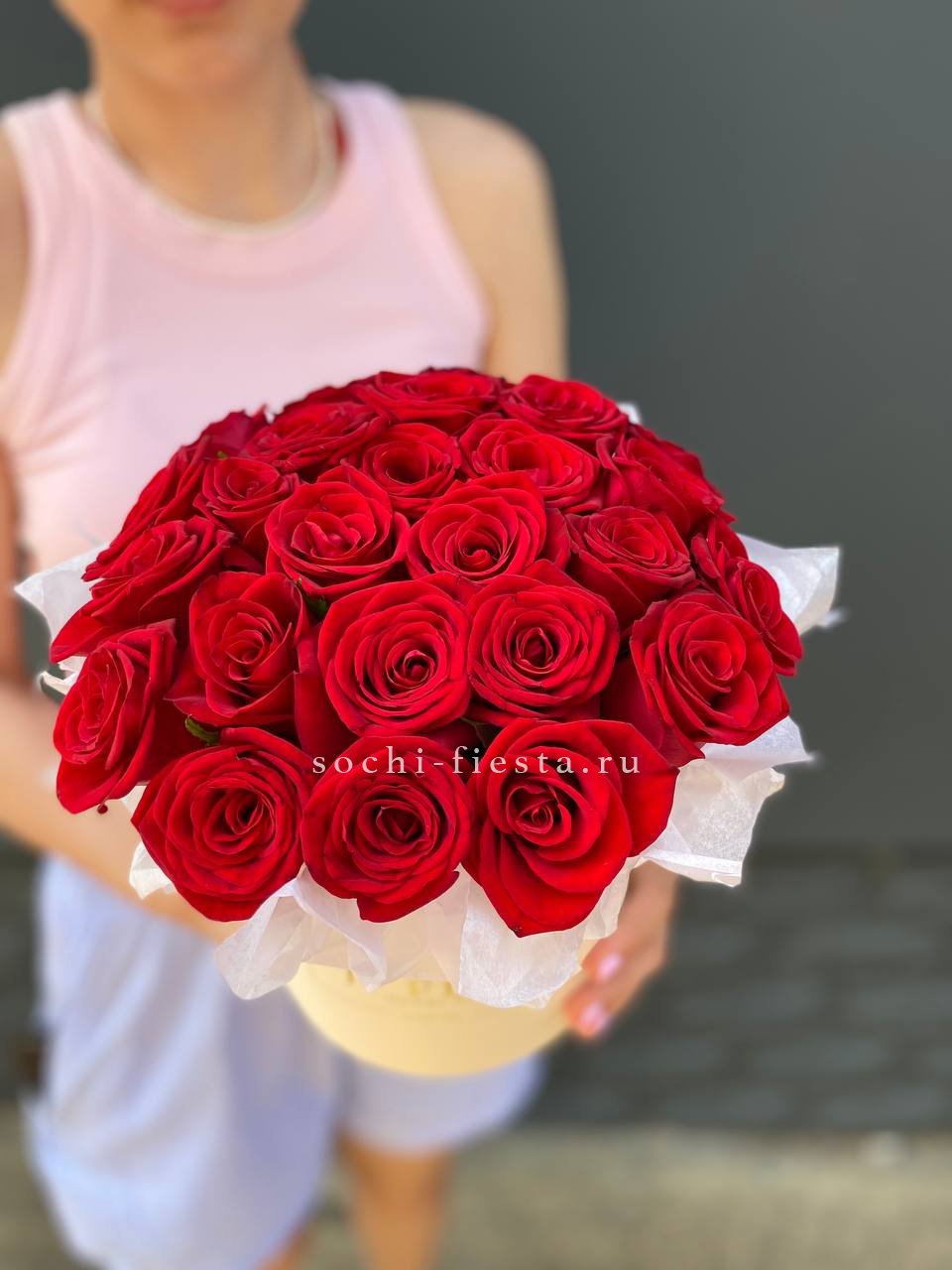 ассортимент популярных букетов на витрине флористической студии