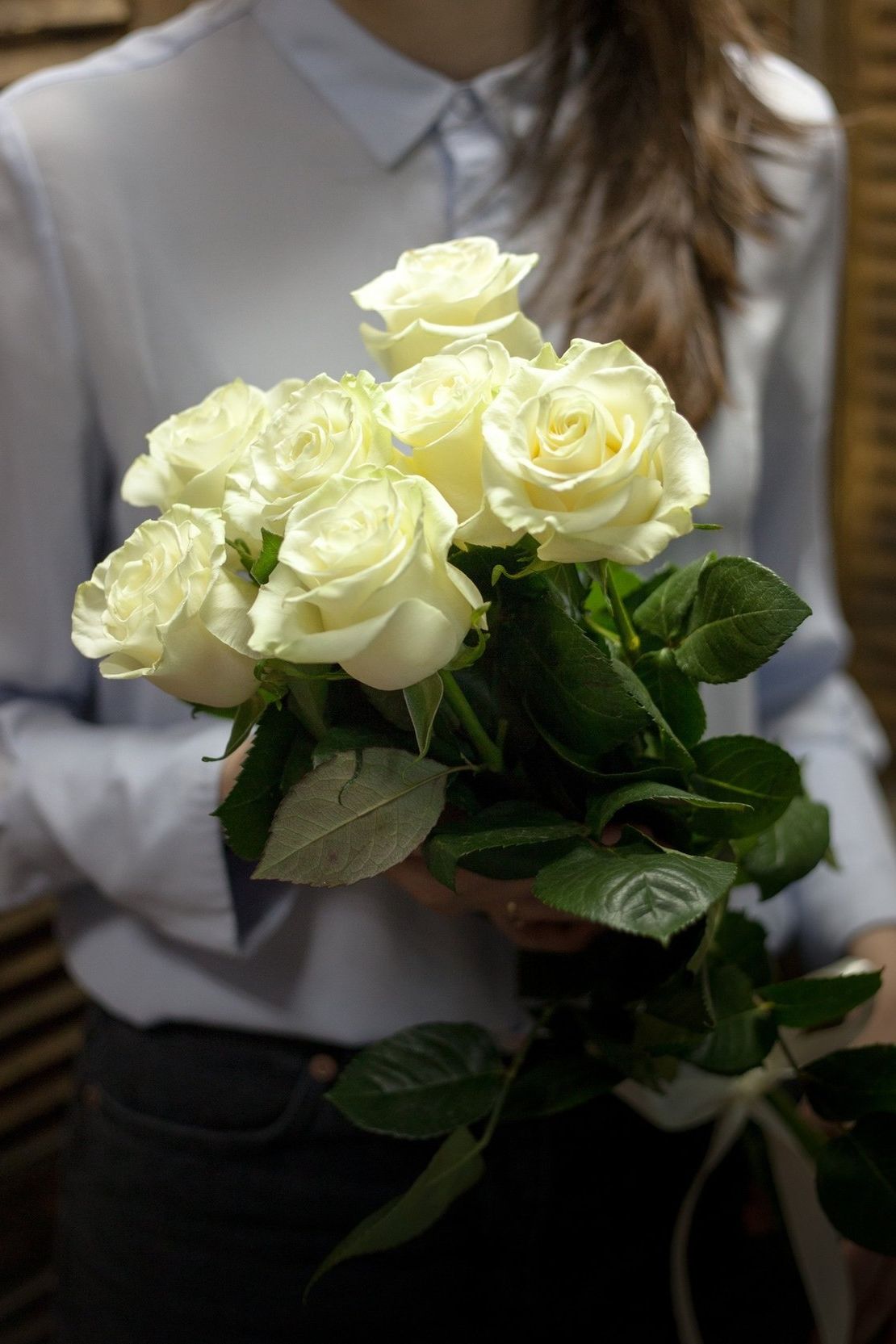 шляпная коробка с розами и гипсофилой для подарка в Курске