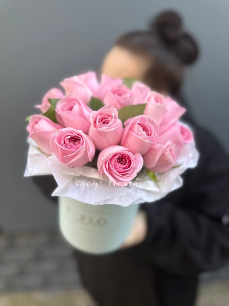 шляпная коробка с розами и хризантемами для студии флористики в Курске