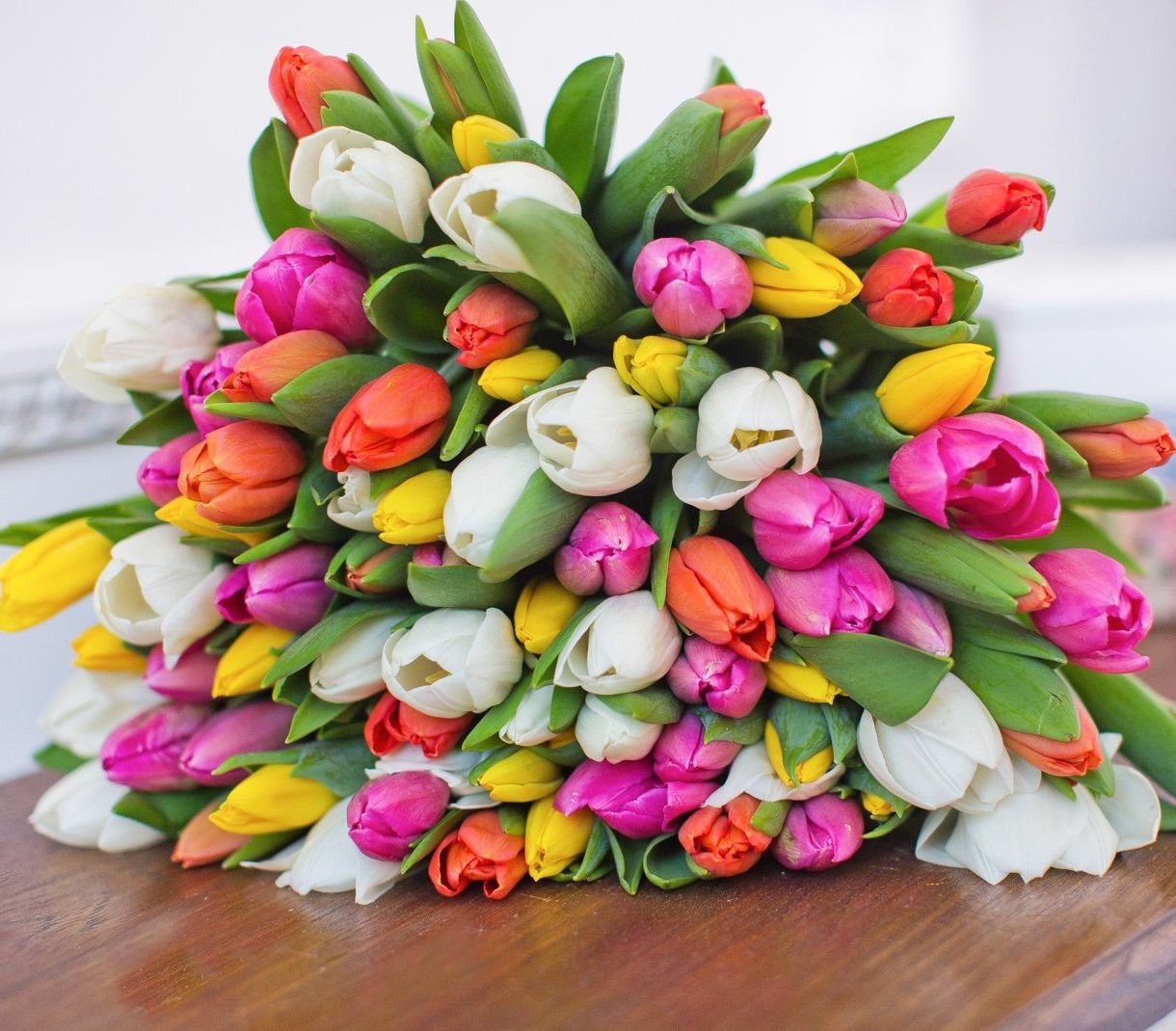 корпоративная композиция с розами и хризантемами для офиса в Курске