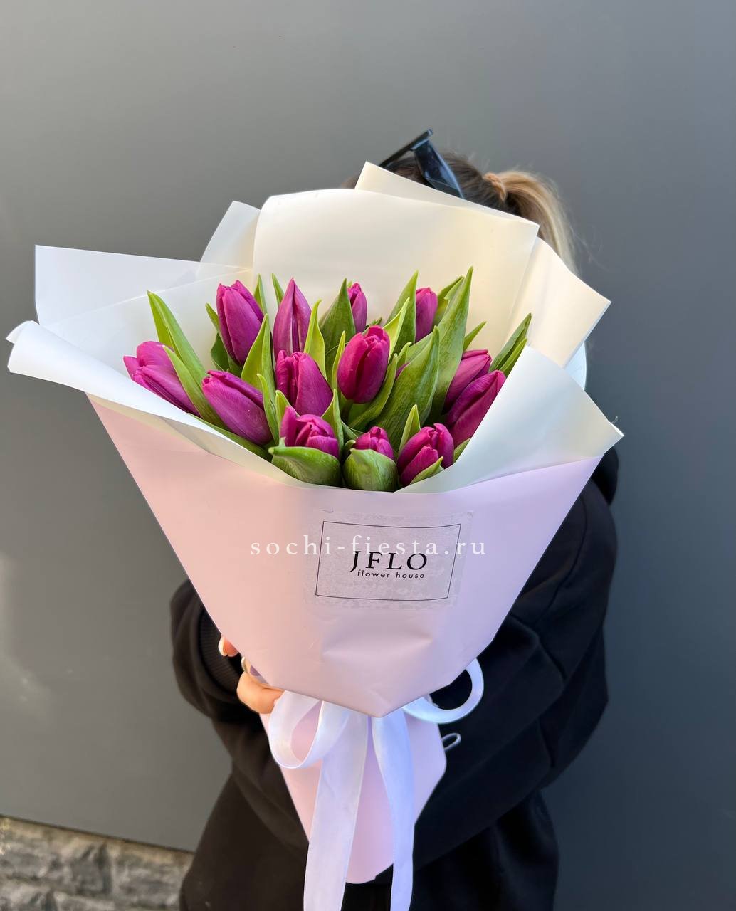 видовой каталог с розами и пионами в студии флористики в Курске