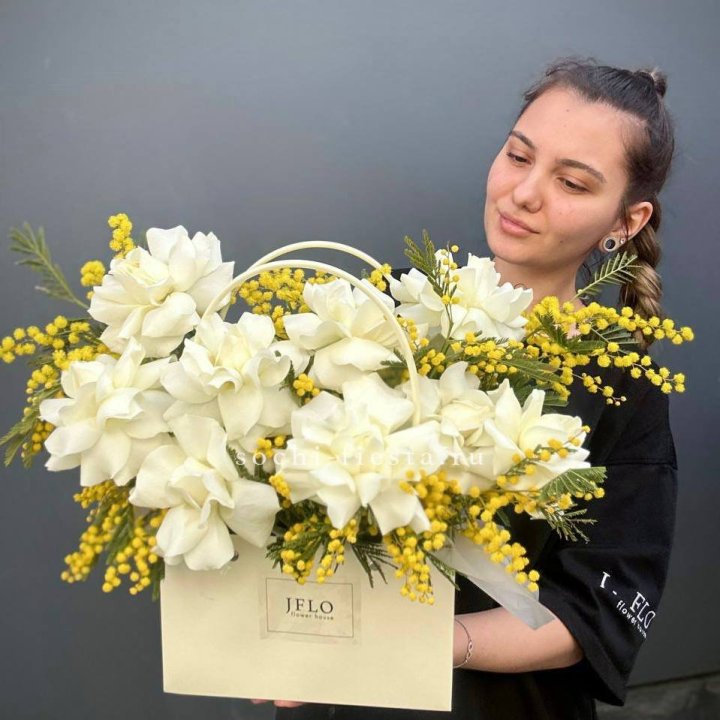 Французские Розы и мимоза  в сумочке  в Курске