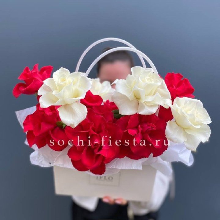 Сумочка  красных и белых роз в Курске