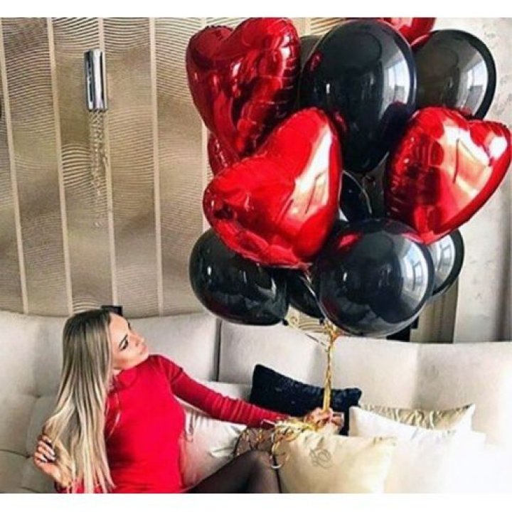 Фонтан из красных сердец с чёрными шарами  в Курске