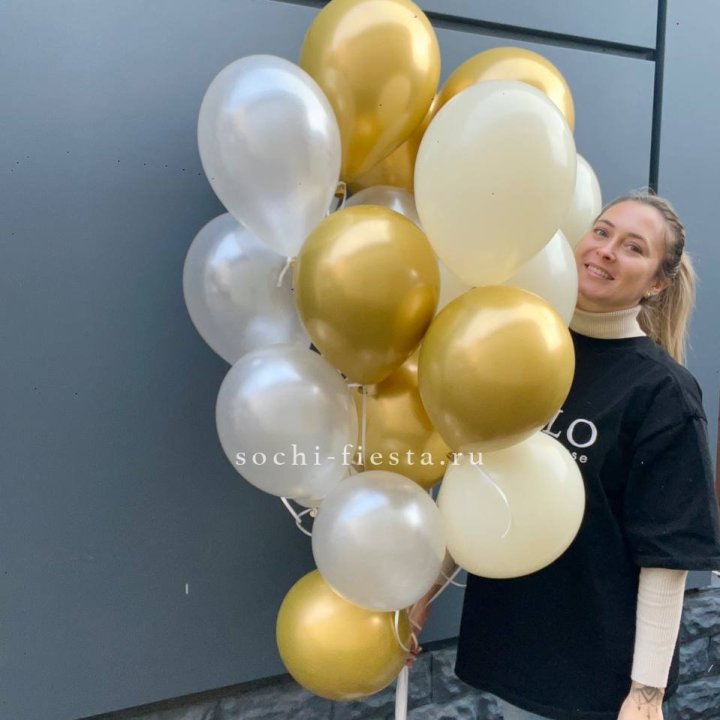 Облако шаров из белого и золотого оттенков в Курске