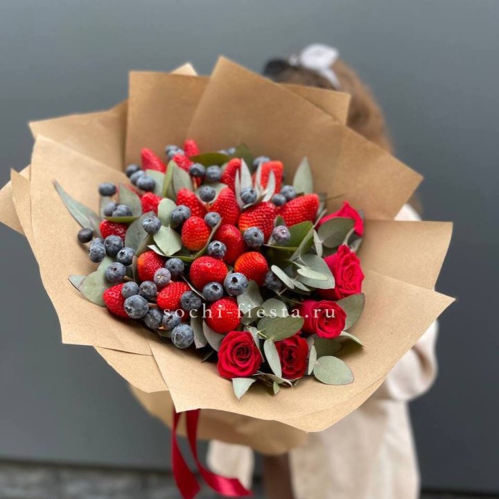 Клубника и голубика с цветами в Курске