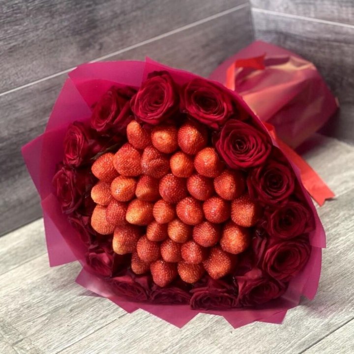 Клубничный букет с розами в Курске