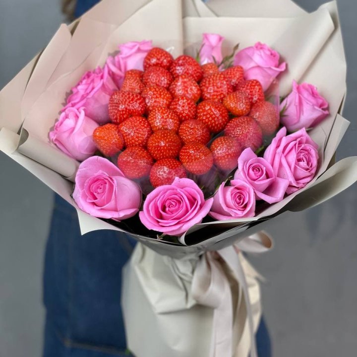 Клубника и розы в Курске