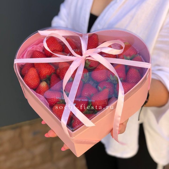 Коробочка сердце  с клубникой в Курске