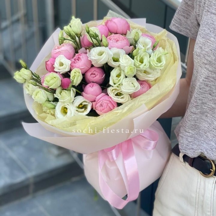 Букет кустовых роз с эустомой в Курске