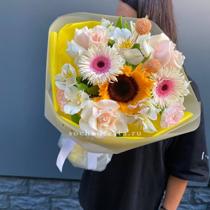 Букет с подсолнухом "Елоу" в Курске