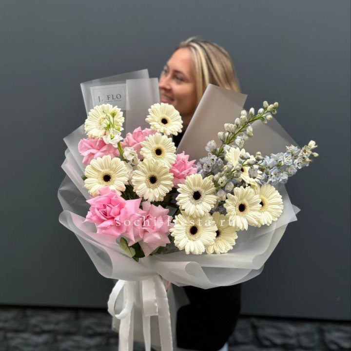 Букет роз и гербер в Курске