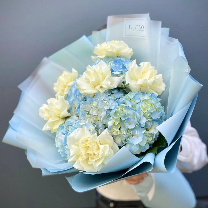  Букет из голубых гортензий и роз  в Курске