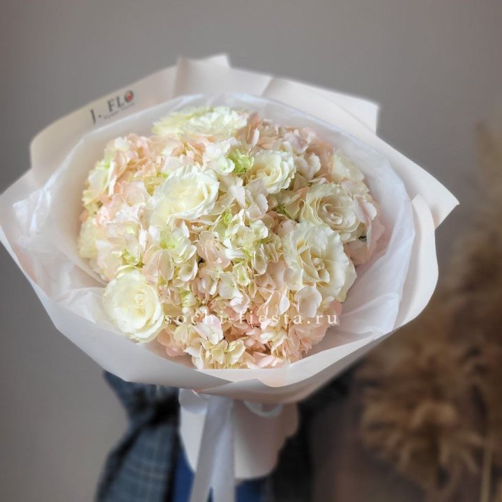  Букет гортензии и роз  в Курске