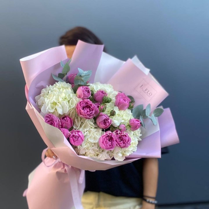 Букет белых гортензий и пионовидных роз  в Курске