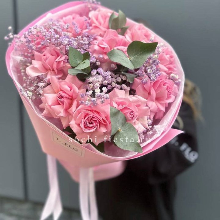 Розовые французские розы с гипсофилой в Курске