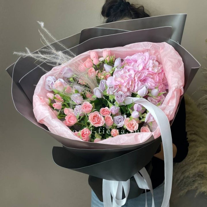  Букет гортензии и роз "Саперави" в Курске