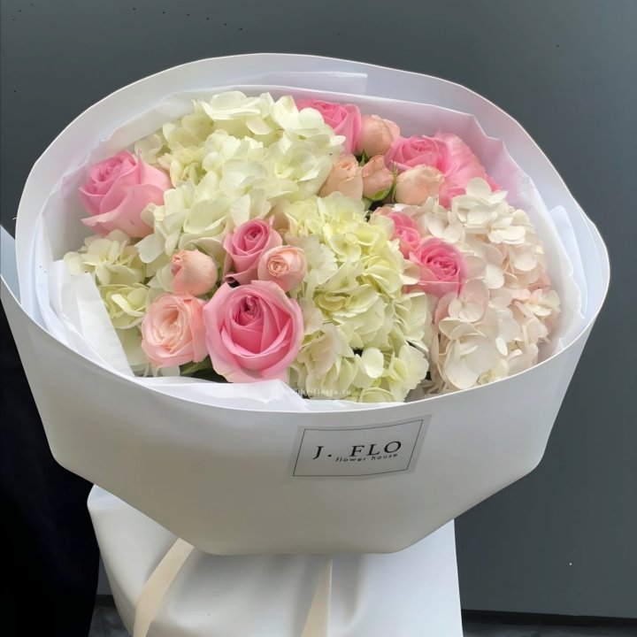  Букет гортензии и роз  "Тиамо" в Курске