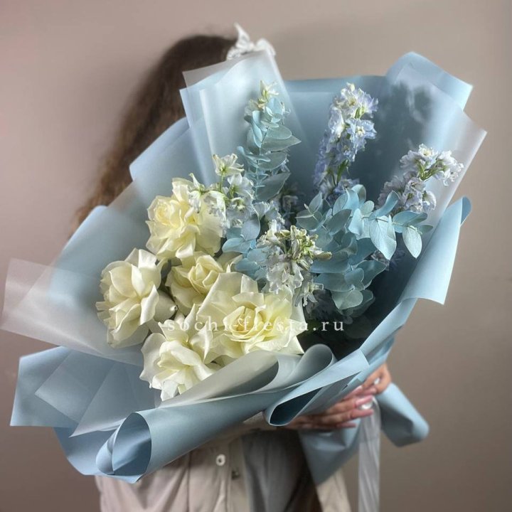 Букет из белых французских роз и дельфиниума в Курске
