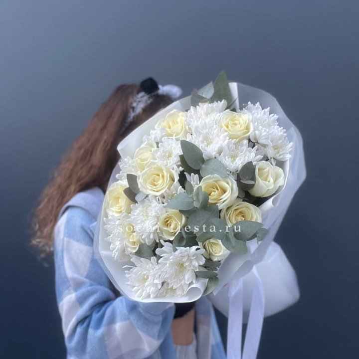 Букет белых роз с хризантемой  в Курске