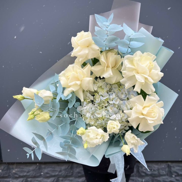 Букет с гортензией и белыми французскими розами в Курске
