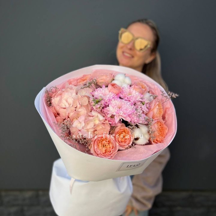 Букет гортензии и кустовых роз  в Курске