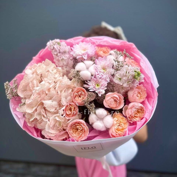 Букет гортензии и кустовых роз "Абрассо" в Курске