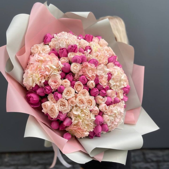 Букет кустовые розы и гортензия в Курске