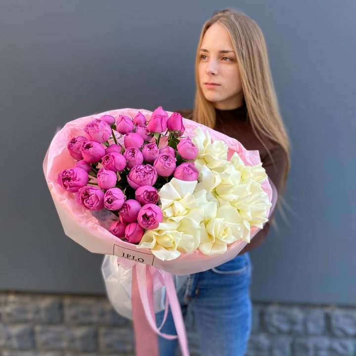 Дуо белых и кустовых роз в Курске