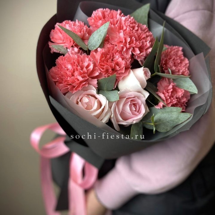 Букет из роз и диантусов "Пенелопа" в Курске