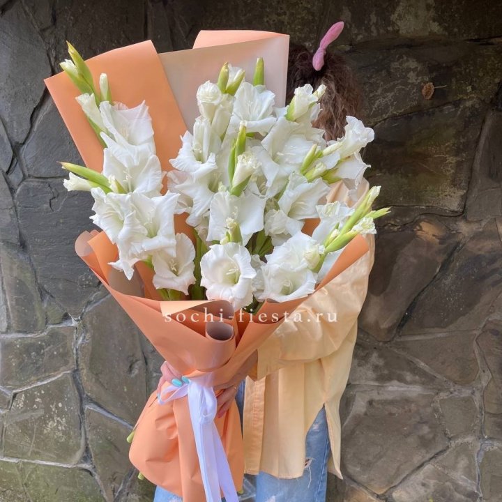 Букет белых гладиолусов  в Курске