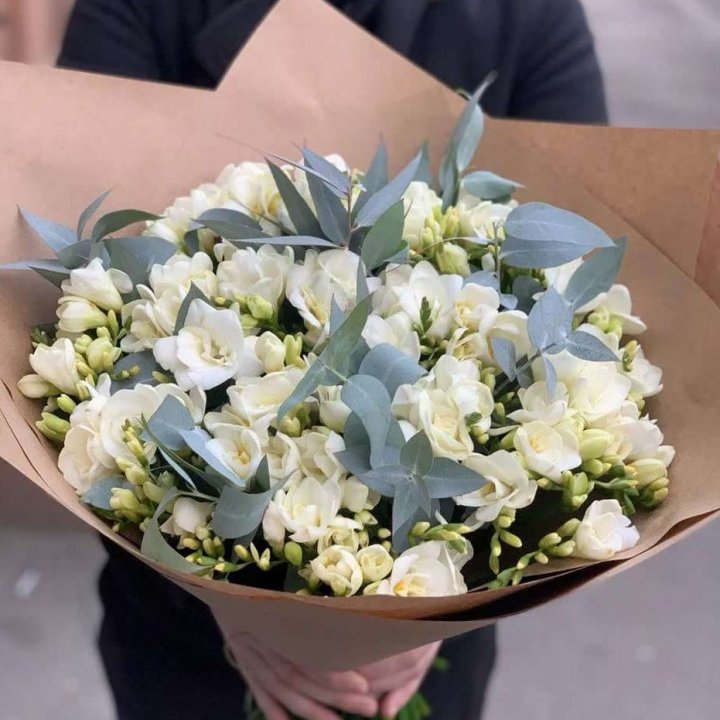 51 фрезия с эвкалиптом в Курске