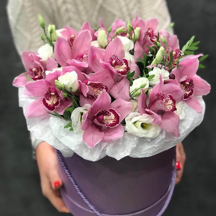 Орхидея и эустома в шляпной коробке в Курске