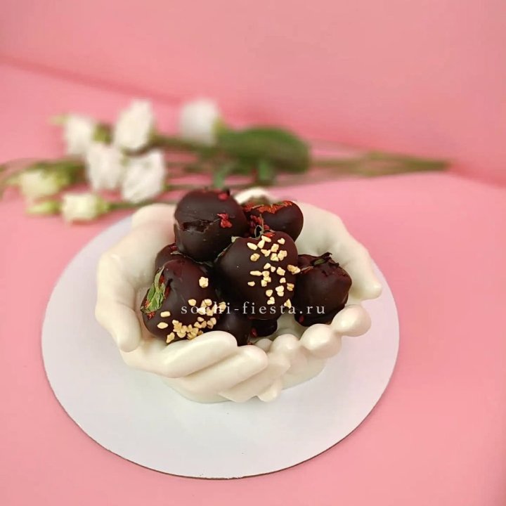 Клубника в шоколаде на шоколадных ладонях  в Курске