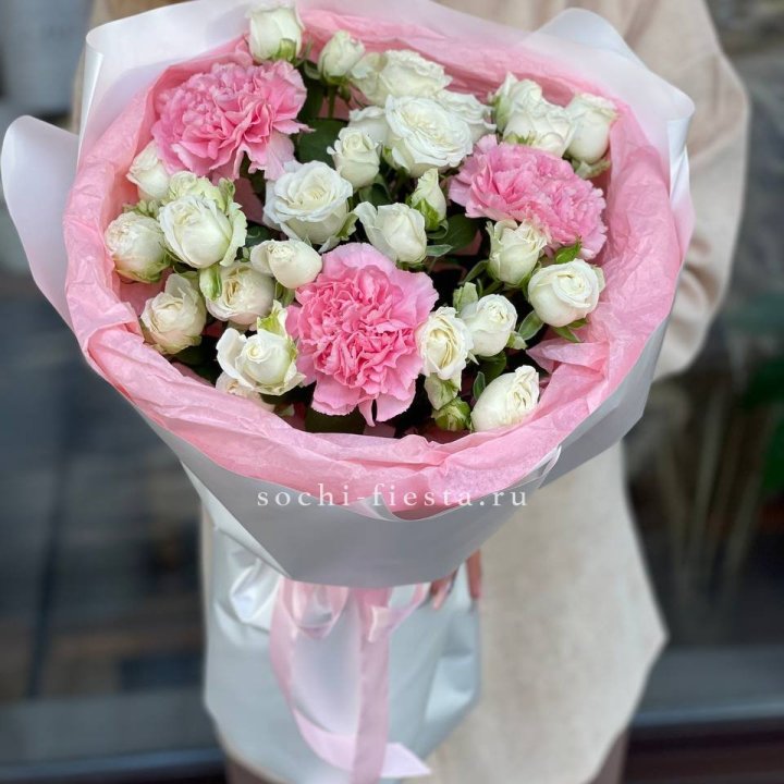 Букет розы с диантусами "Блэш" в Курске