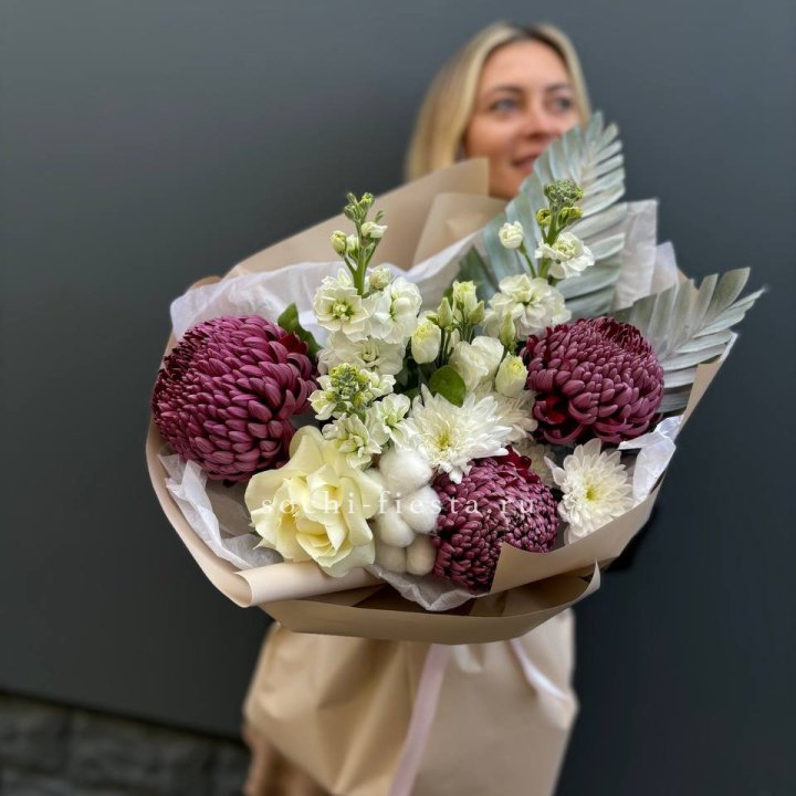 Хризантемы с маттиолой розами эустомой Чика в Курске