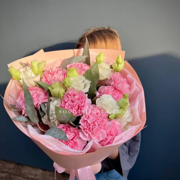 Букет гвоздик и  эустом "Сири" в Курске