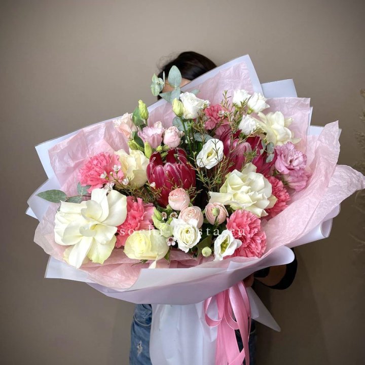 Букет с протеей, розами "Элеонора" в Курске