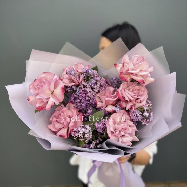 Букет из розовых роз и сирени в Курске