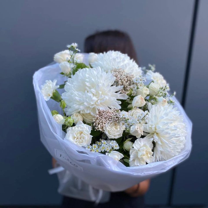 Букет хризантем и роз вайт шотс в Курске