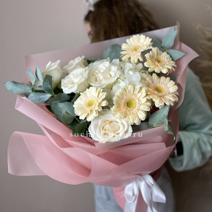 Букет роз, гортензии, гербер  в Курске