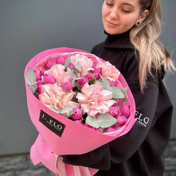 Букет французских и пионовидных роз "Ламиносо" в Курске