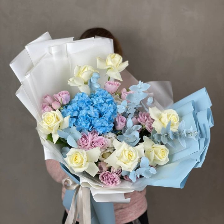 Дизайнерский букет "Блю скайфорт" в Курске