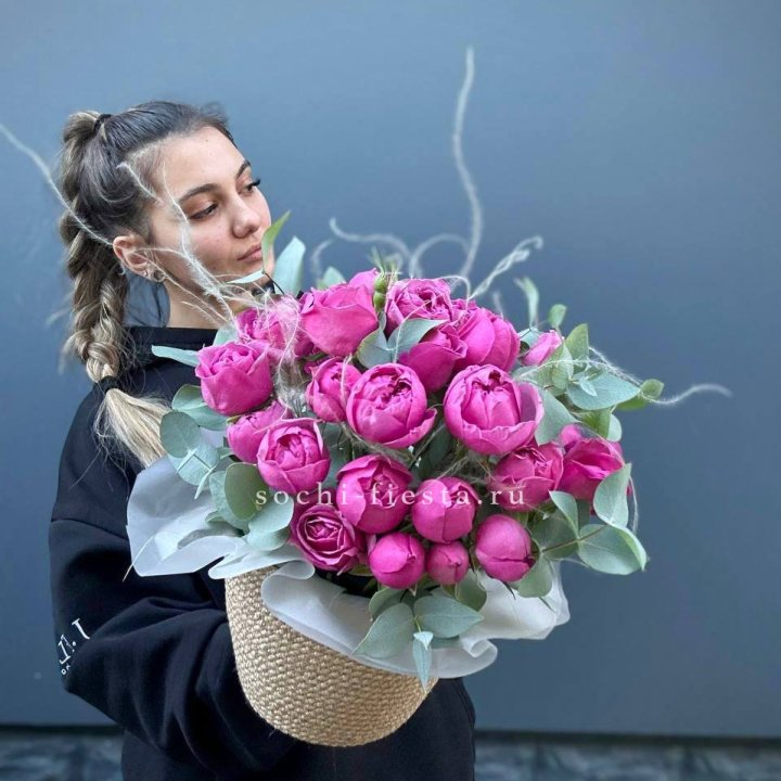 Пионовидные розы  в джутовом кашпо  в Курске