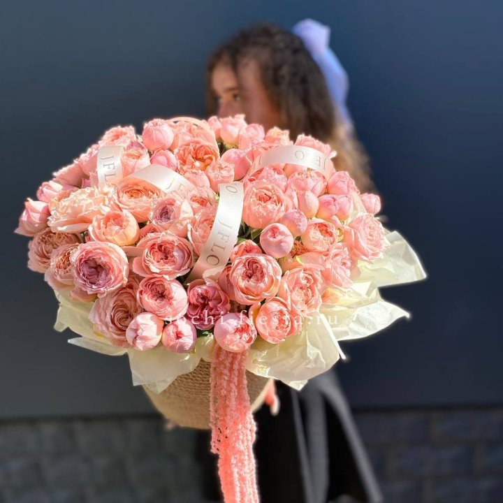 Кустовые розы Джульетта в джутовом кашпо в Курске