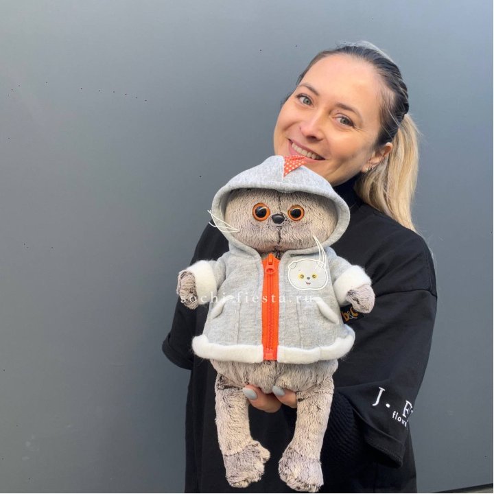 Кот Басик в толстовке в Курске