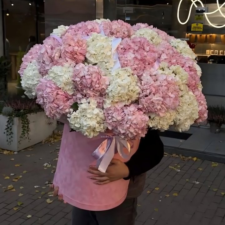 Дизайнерский цилиндр с гортензиями  в Курске