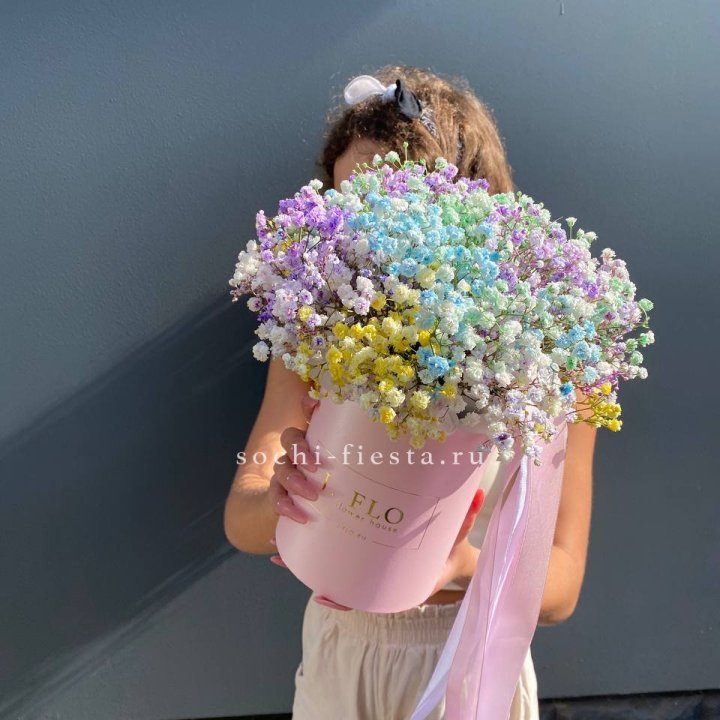 Радужные гипсофилы в шляпной коробке в Курске