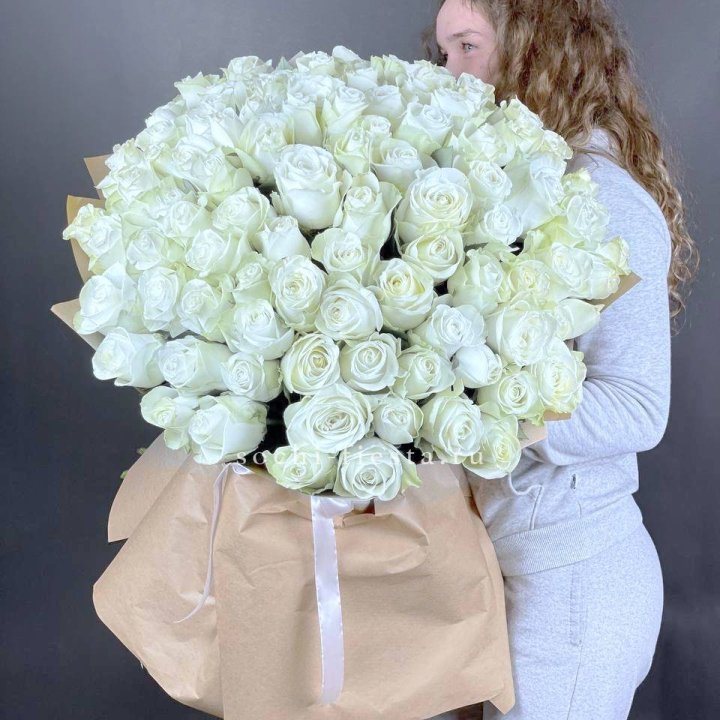 101 белая высокая импортная роза в Курске