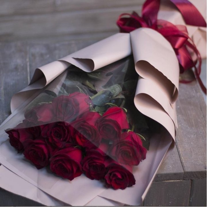 11 голландских роз в оформлении в Курске